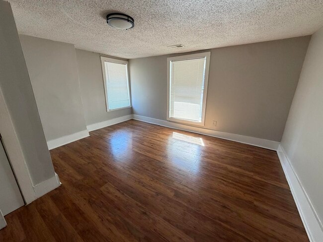 Building Photo - 2078 Walker Ave