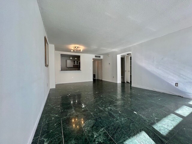 Building Photo - 2016 Bay Dr