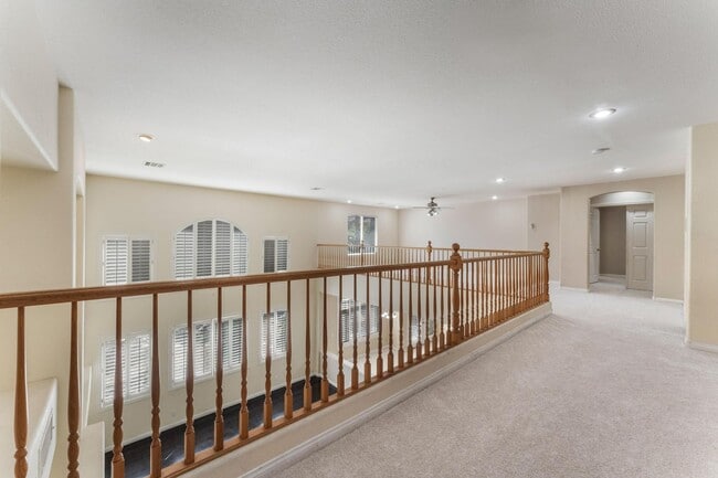 Building Photo - Luxurious Home in Gated Community