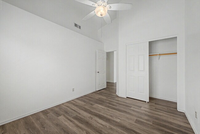 Building Photo - 3103 N Meadow Ln