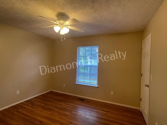 Building Photo - 3 Bedroom Duplex Available!