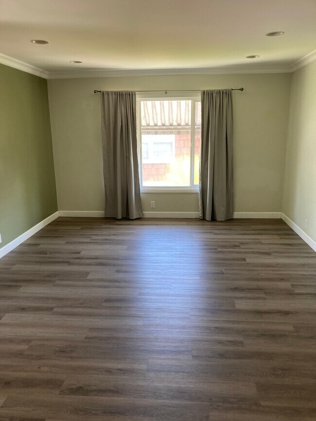 Dining room - 700 E Carson St