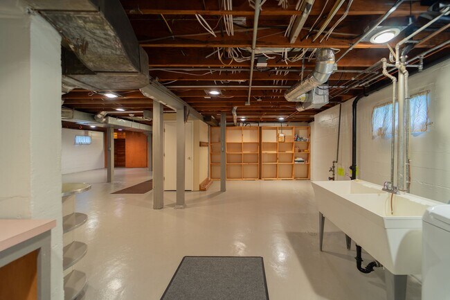 Building Photo - Charming and Well-Maintained Home in a Serene Neighborhood