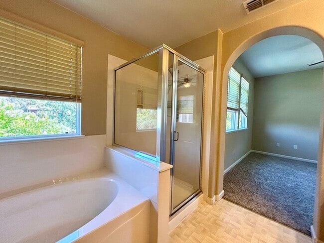 Building Photo - Beautiful 3 Bedroom Tri Level Townhome in ...