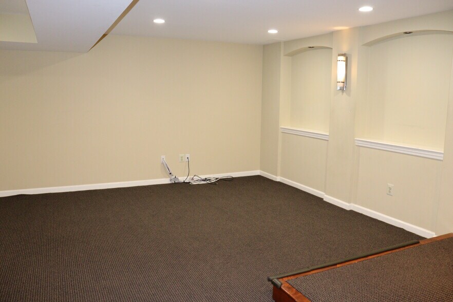 Building Photo - 323 Country Club Dr