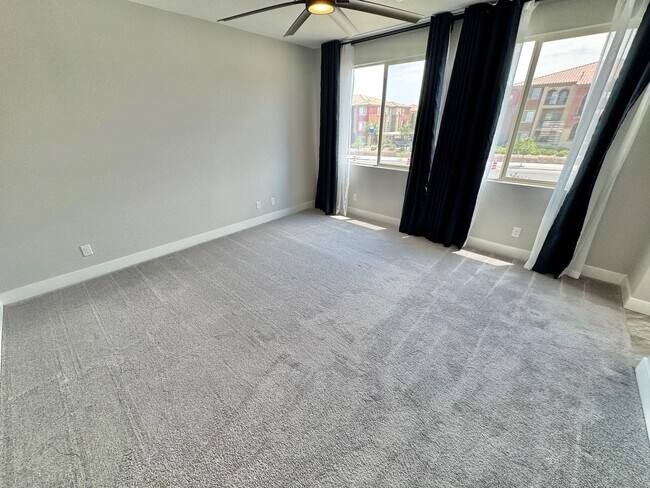 Building Photo - STUNNING 2 STORY HOME 3 BEDROOM/2.5 BATHROOM
