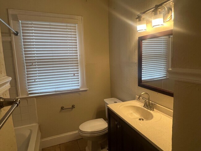 Building Photo - Tampa Heights Bungalow walk to Armature Works