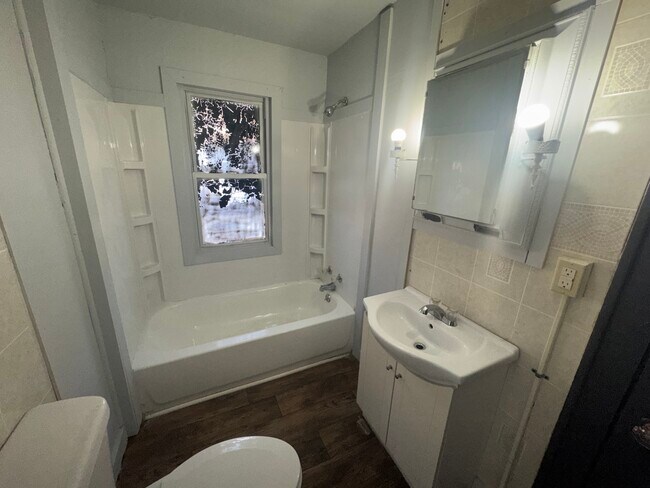 Building Photo - 1507 E Main St