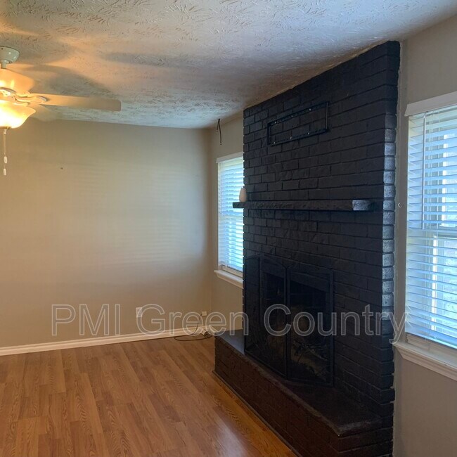 Building Photo - 241 Suburban Ln