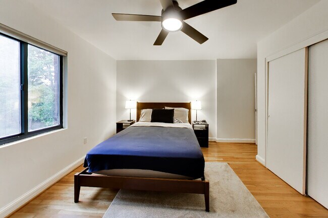 Building Photo - Top-Floor Rosslyn Condo with Georgetown Views