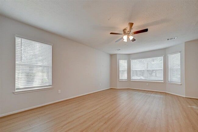 Building Photo - 318 Pine Manor Dr