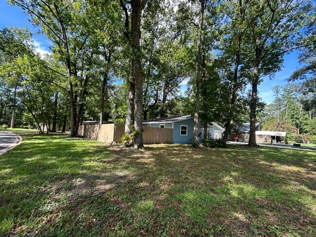 Building Photo - Dream home awaits: stunningly updated 3 be...