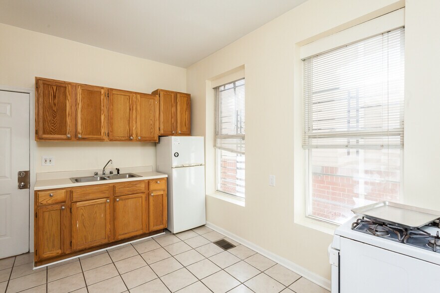 Building Photo - 1310 N Artesian Ave