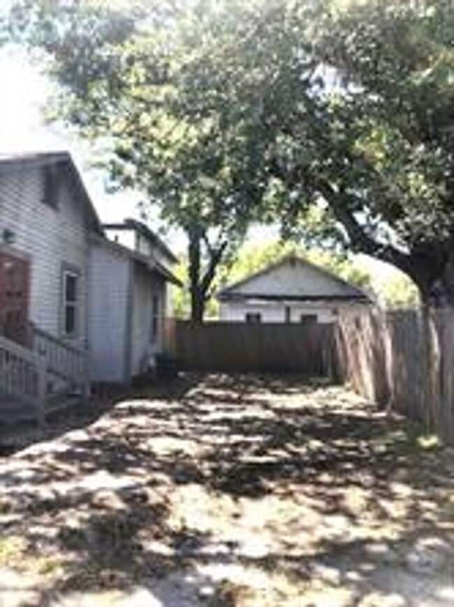 Building Photo - 2 Bedroom / 2 Bath Bungalow in Sanford's Historic District!