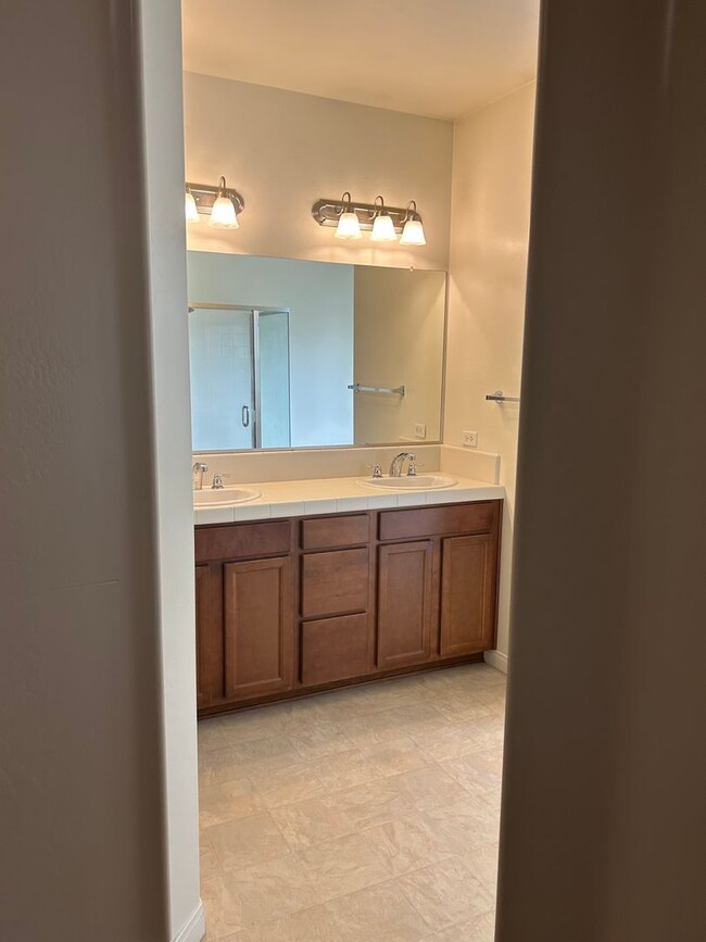 Building Photo - Spacious home in University Park