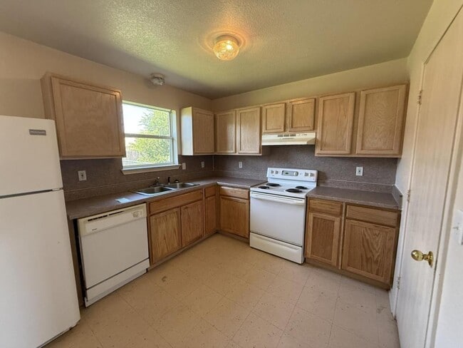 Building Photo - 2811 Cantabrian Dr