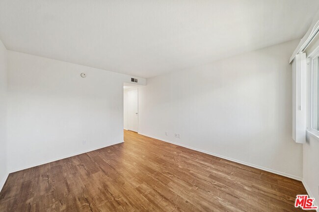 Building Photo - 870 Crenshaw Blvd