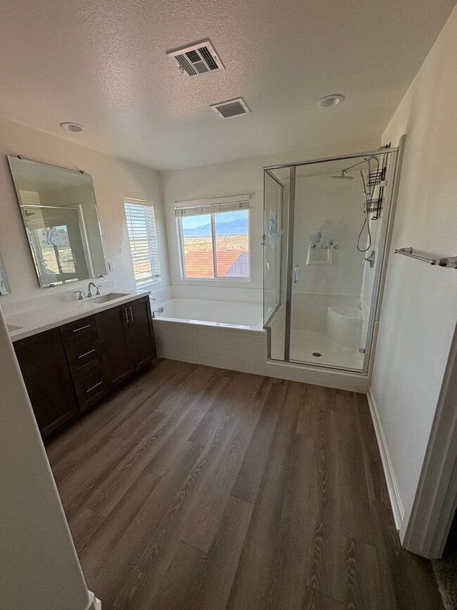 Building Photo - Stunning 5-bedroom, 3.5-bath home