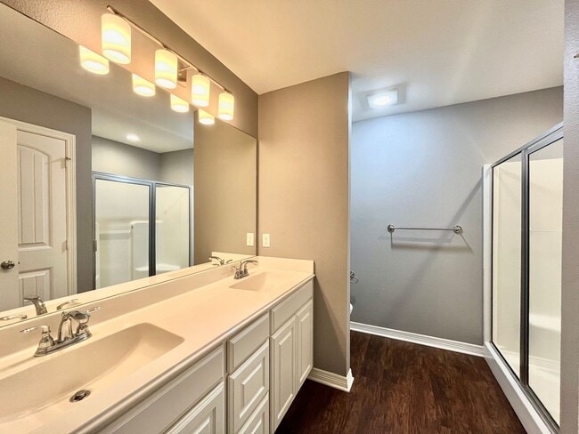 Building Photo - 2520 Meadowglen Ct