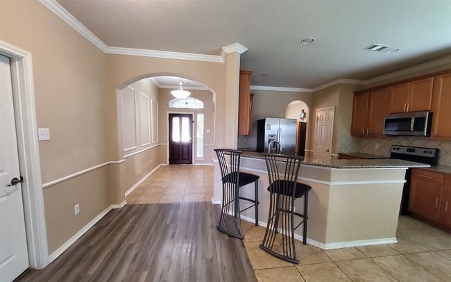 Building Photo - 25047 Lenora Dr