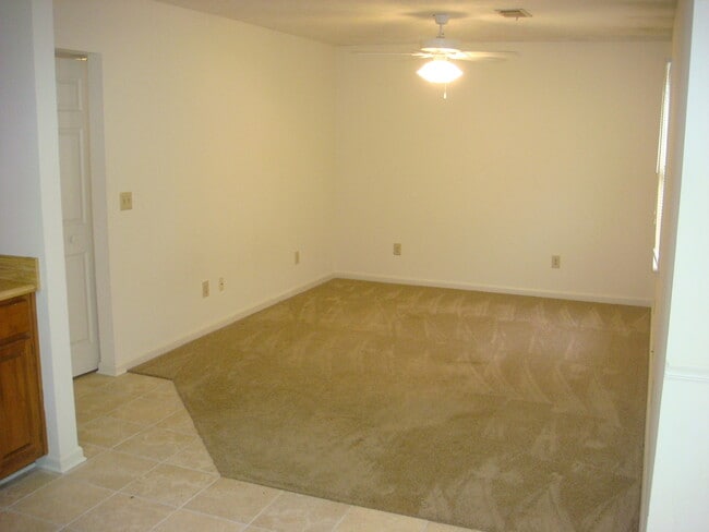 Building Photo - Renovated Duplex in Auburn!