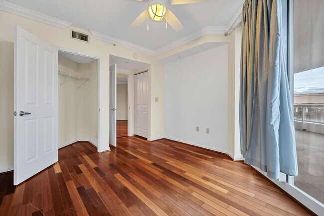 Building Photo - 401 SW 4th Ave