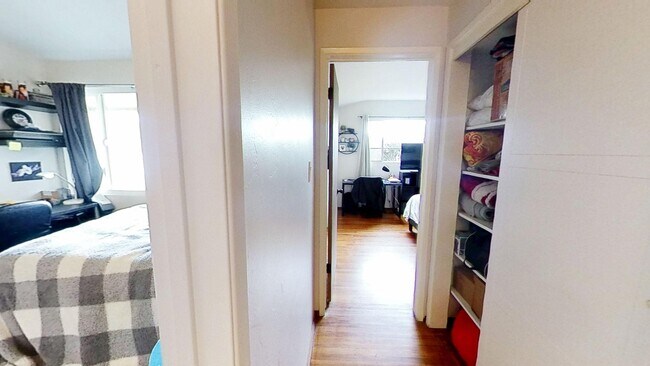 Building Photo - WALK TO SDSU! 5 bed 2 bath House w/ A/C