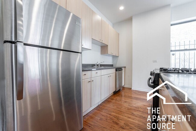 Building Photo - HUGE 4BR/2BA Duplex Close to Blue Line