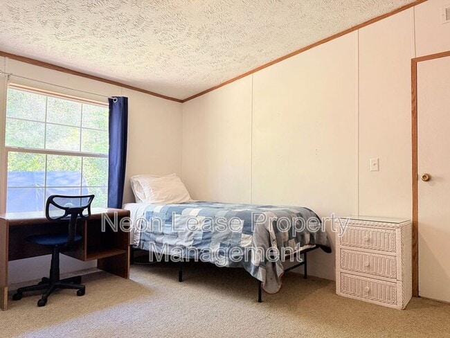 Building Photo - 5000 Flyaway Ln