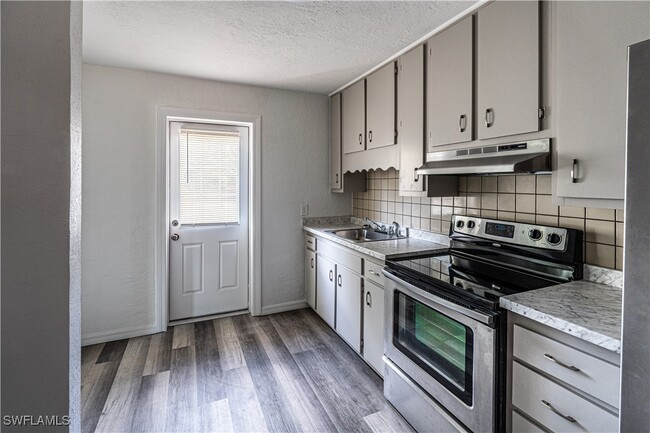 Building Photo - 2352 Sunnyview Dr