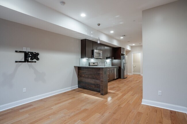Building Photo - 724 N 3rd St