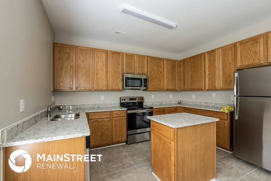 Building Photo - 8110 Chatham Oaks Dr