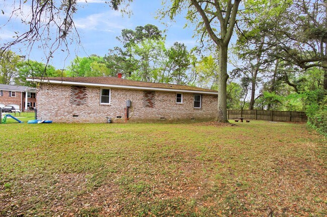 Building Photo - Beautifully Renovated West Ashley Home