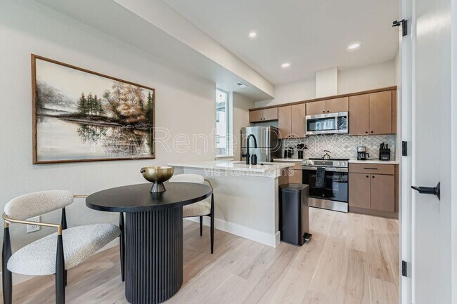 Building Photo - 4100 E Warren Ave