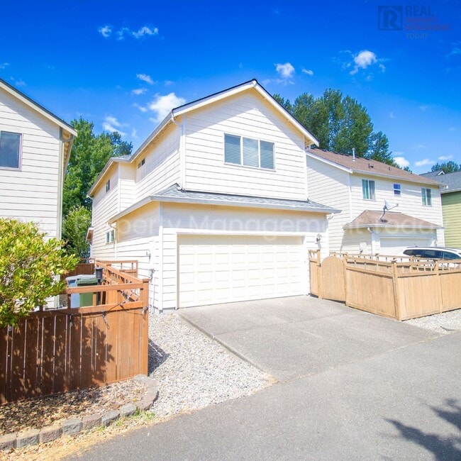 Building Photo - 3 Bedroom With Large Bonus Room!