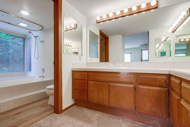 Building Photo - Prime Carlsbad Location - Available Now!