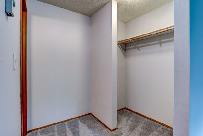 Building Photo - HUGE 1bed/1bath Downtown Living Available ...