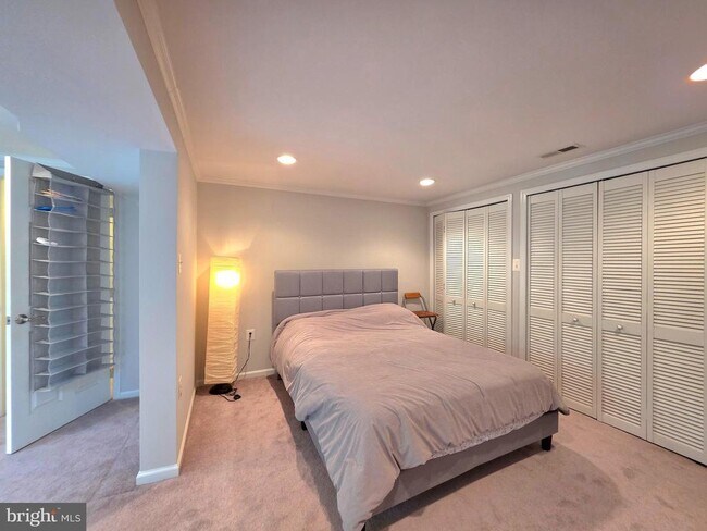 Building Photo - 10930 Howland Dr