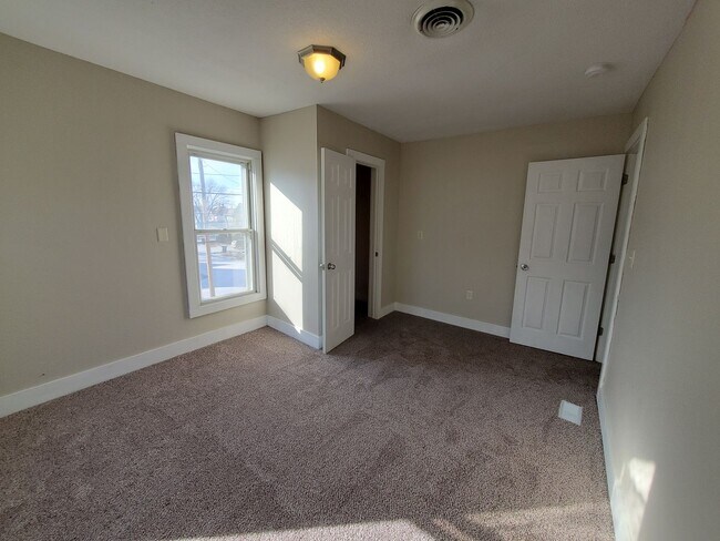 Building Photo - Large 4 Bedroom House in Moline