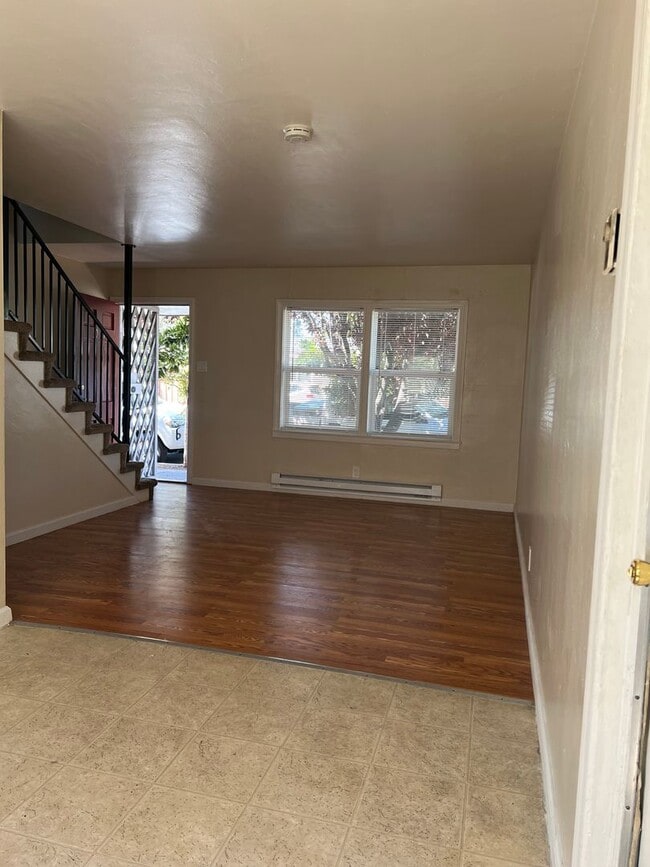 Building Photo - Ready to Move-In (3bed/1 bath, one unit of...