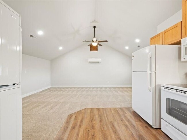 Building Photo - 617 Esperanza Ct