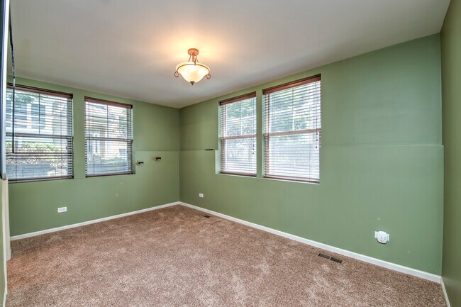 Building Photo - 5565 Cambridge Way
