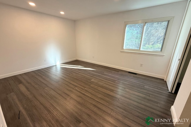 Building Photo - Bright 2 Bedroom, 1.5 Bathroom Home with O...