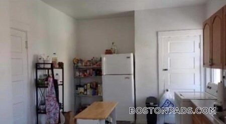 Building Photo - 208 Kelton St