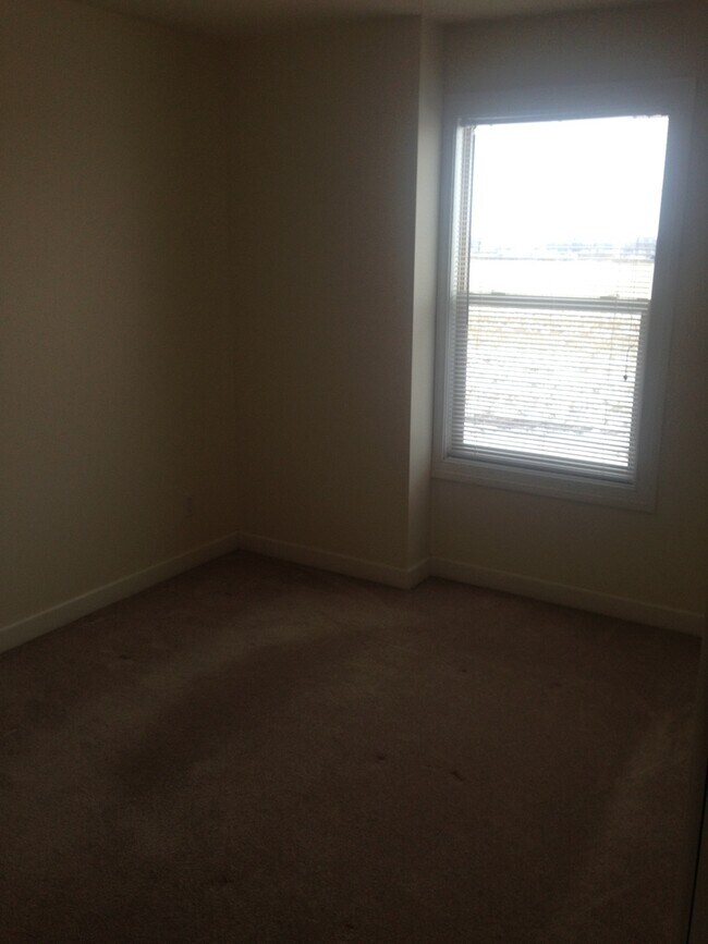Building Photo - 2345 Meadowpoint Dr