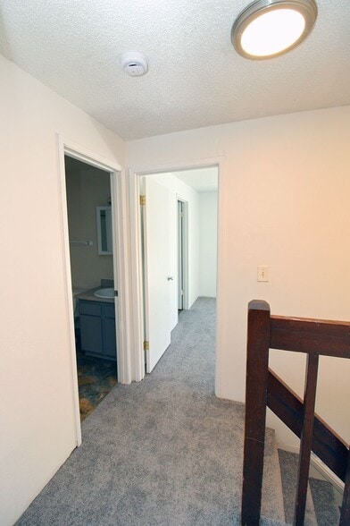 Building Photo - 5704 SW Beaverton Hillsdale Hwy