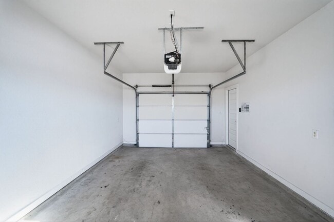 Building Photo - 4 Week Free Move-In Incentive!! Modern Luxury Townhome in Gated Community – Rooftop Balcony & Pre...