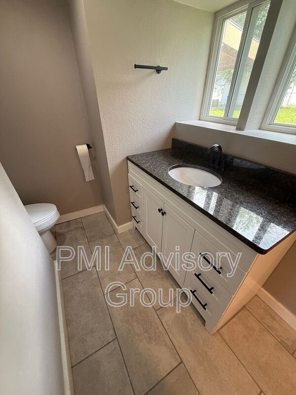 Building Photo - 1409 NE Sardou Ave