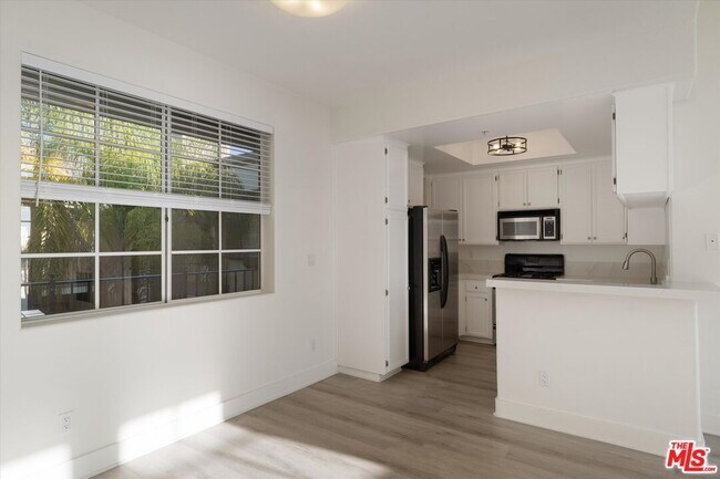 Building Photo - 1225 Armacost Ave