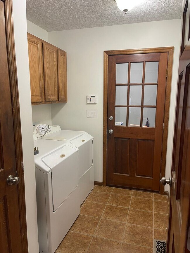 Building Photo - LAKE SHORES